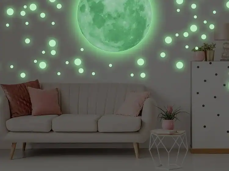 Lumină de perete cu Lună verde și efecte luminoase pentru decor de cameră copil.