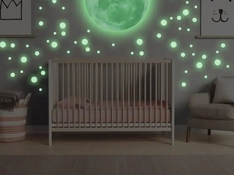 Strălucire de lună și puncte fosforescente în camera bebelușilor pentru decor magnetic.