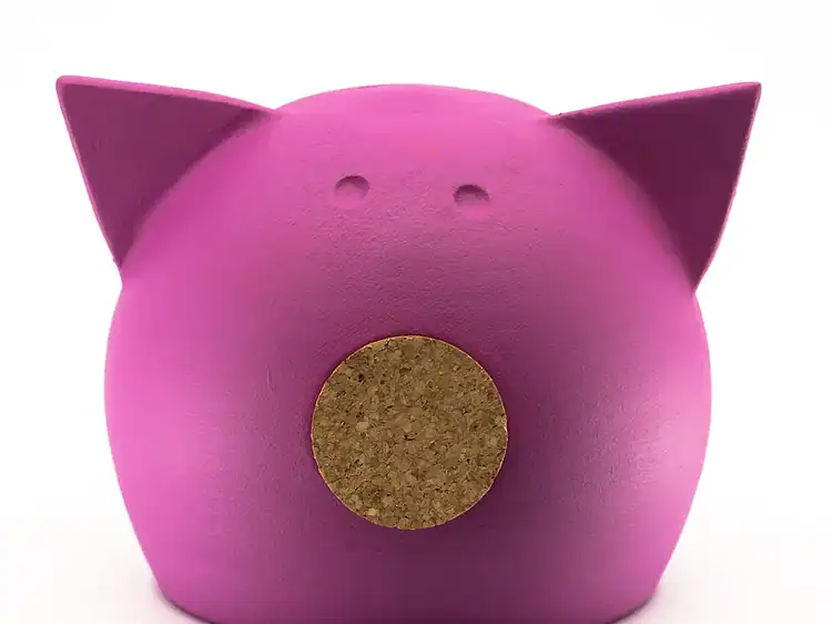 Jucărie de porcușor roz din lut pentru copii, ideală pentru decor sau joc.