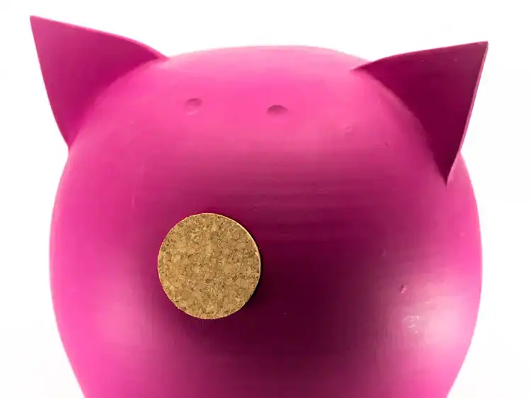 Jucărie de porcul roșu cu urechi ascuțite, ideală pentru decor și colecție copii.