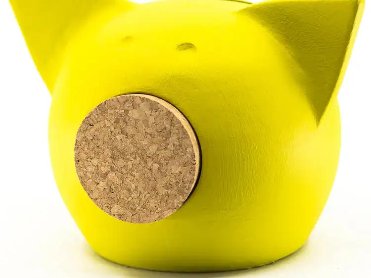 Jucărie din lemn în formă de porcușor galben, perfect pentru camera copilului.