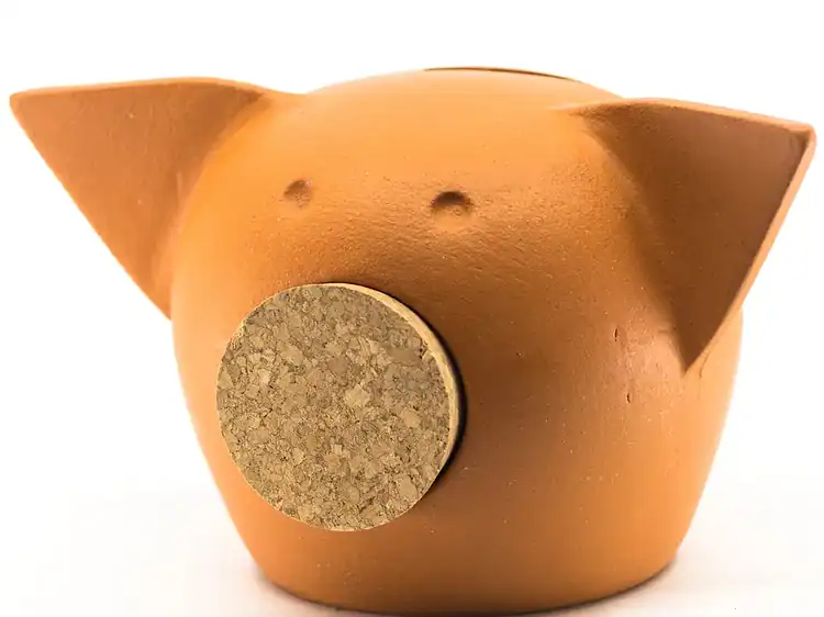 Căsuță de jucărie din ceramică în formă de porc cu suzetă pentru decor sau joacă.