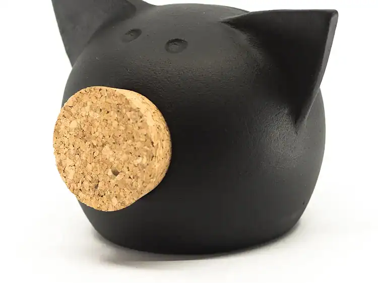 Mini porcușor decorativ din ceramică neagră cu dop de plută pentru suvenir sau decor casa.