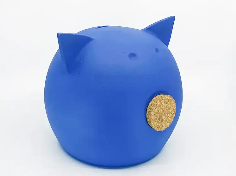 Jucărie de păpușă în formă de porcușor albastru, perfect pentru camera copiilor, din lemn și vopsea sigură.