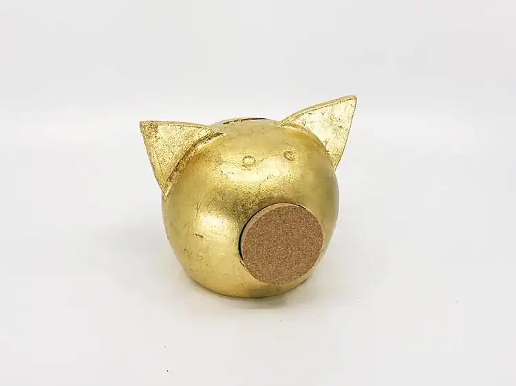 Jucărie decorativă porcușor din lemn, aurie și elegantă pentru copii și camera lor.