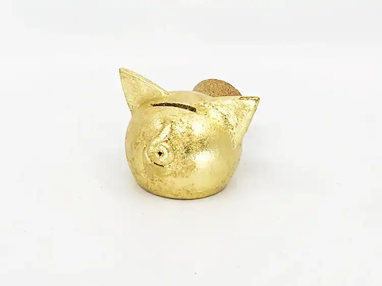 Vază decorativă de porcellan în formă de porcușor, galben cu finisaj lucios.