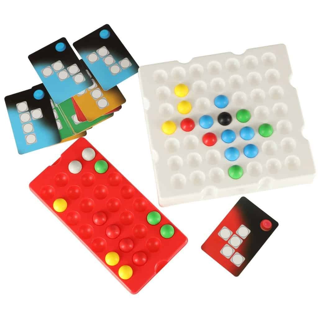 ALEXANDER Logix Joc de puzzle 46 de piese 10+ - ALEXANDER logix - un joc în care trebuie să te gândești bine înainte de a face o mișcare! Scopul jocului este de a vă zădărnici adversarii și de a pune cap la cap codul vostru secret. Număr de jucători: 2-4: 46.