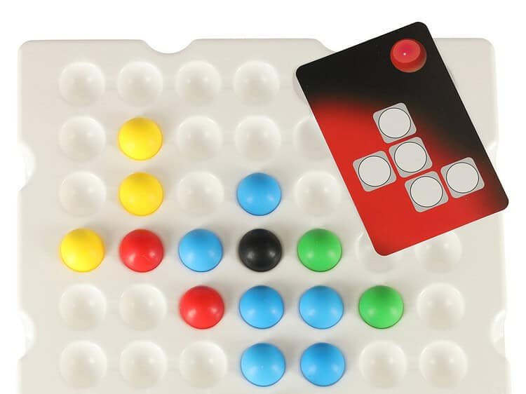 Joc de societate Snakes and Ladders pentru copii, cazuta in casuta jucariilor.