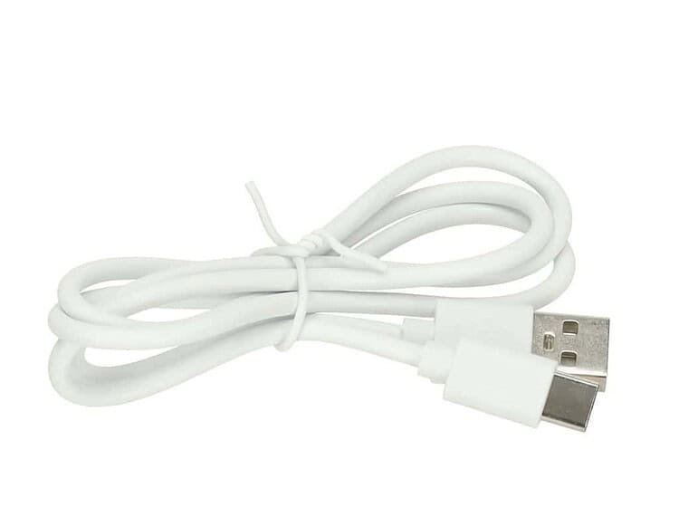 1. Cablu micro USB alb pentru jucării și gadgeturi.