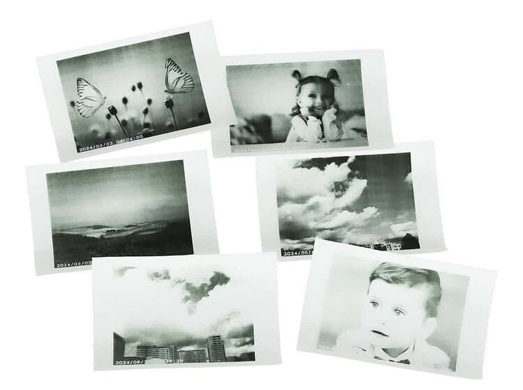 Borboletă zburând deasupra florilor colorate în grădina copilului.