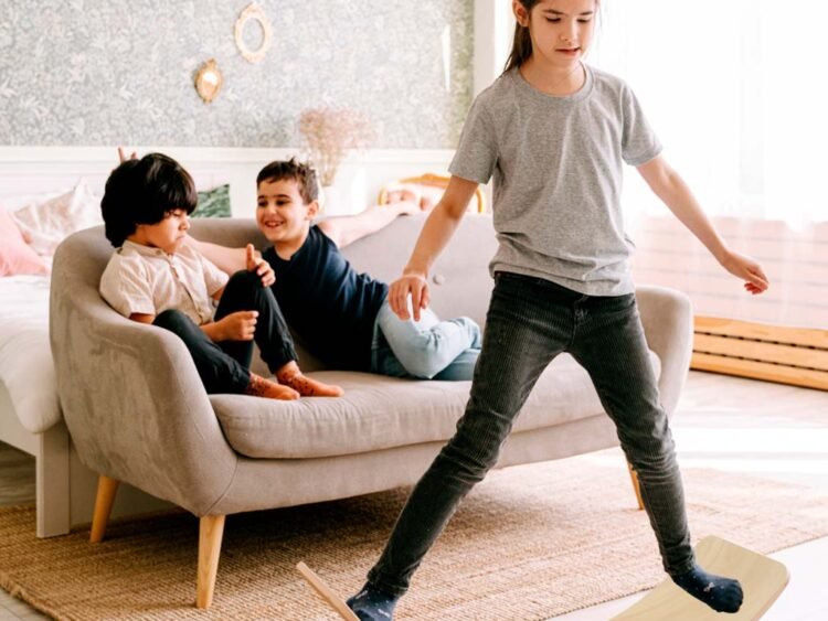 Jucării pentru copii, casute si locuri de joaca interioare, mobilier pentru copii.