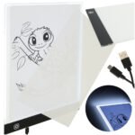 Tablă de desen A4 cu iluminare cu LED-uri pentru trasare - Tablă de desen A4 iluminată. Aceasta va facilita realizarea de schițe și desene excepționale. Dispune de trei moduri de luminozitate. Sursă de alimentare: USB 5V 2A.  Dimensiuni tablă: 33