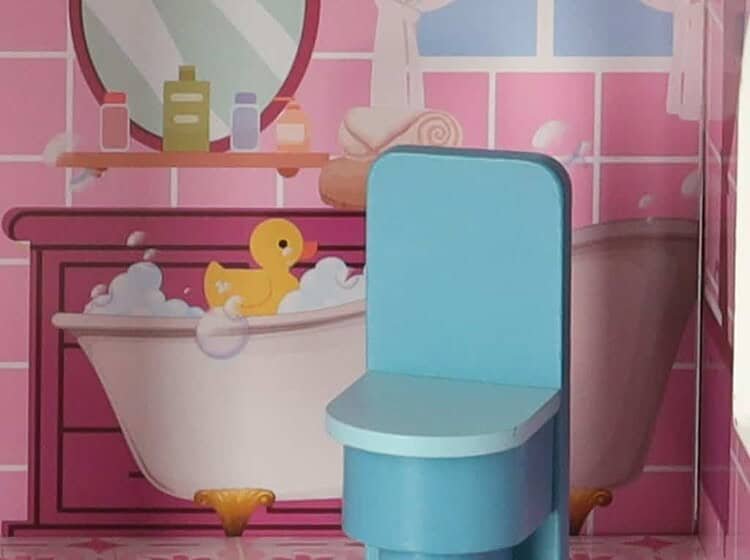 1. Jucărie pentru baie și baie de joacă pentru copii, tematică cu cadă și pătuț de ciufulici.