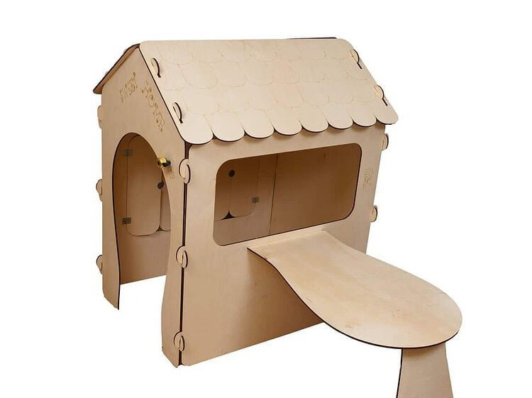 Casa de copii din lemn cu tablă și masă - O căsuță din lemn pentru copii cu o masă. Are o tablă pe care copiii pot crea desene. Casa va fi centrul de joacă al camerei unui copil. Dimensiuni: 86 x 137 x 105 cm.