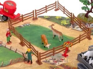 o roabă și un copac. Dimensiunile tractorului: 16x10x10cm.