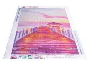 1. Tabla pentru cristalizare cu scena de vacanță, culori vibrante și detalii fine.