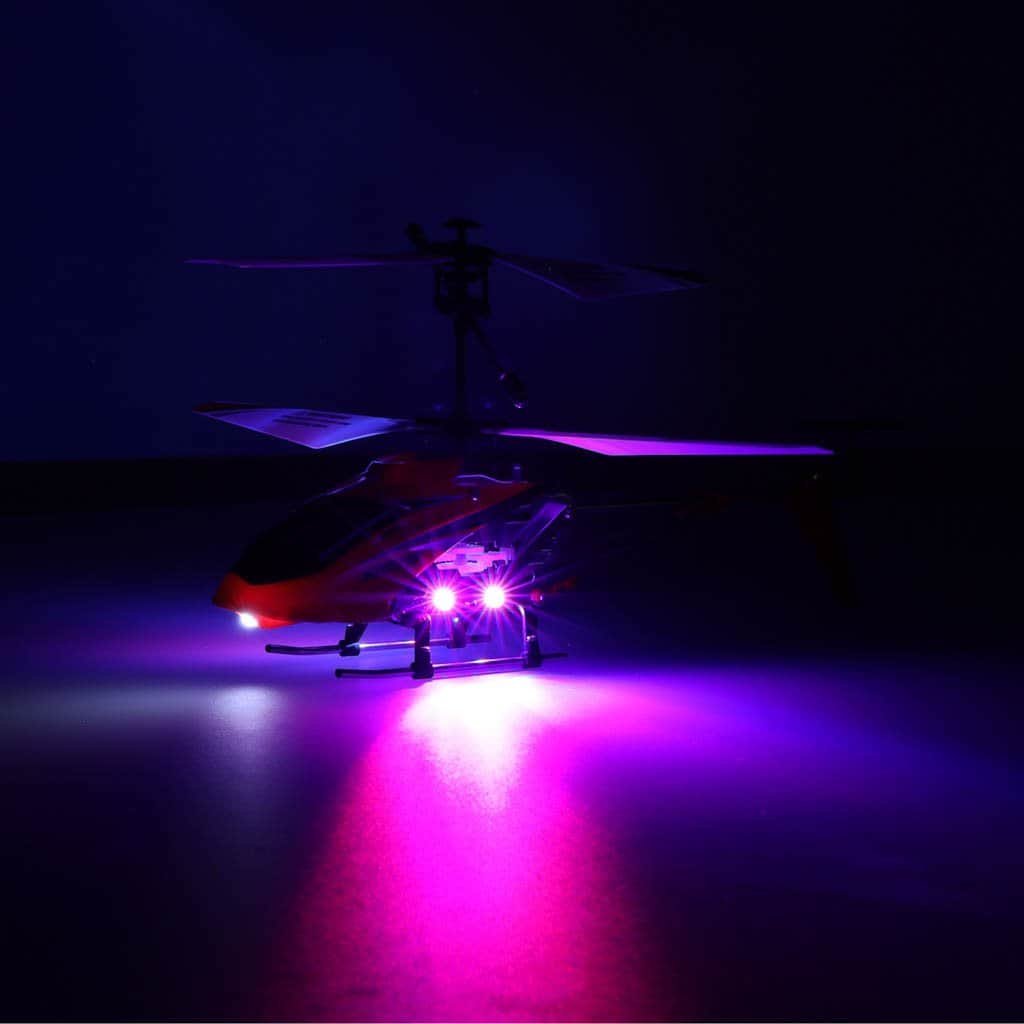 Jucărie helicopter telecomandat cu lumini LED violete, perfectă pentru copii și colecționari.