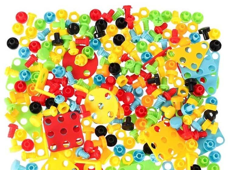 Colorate piese LEGO mici și accesorii pentru jocuri și construcție copii.