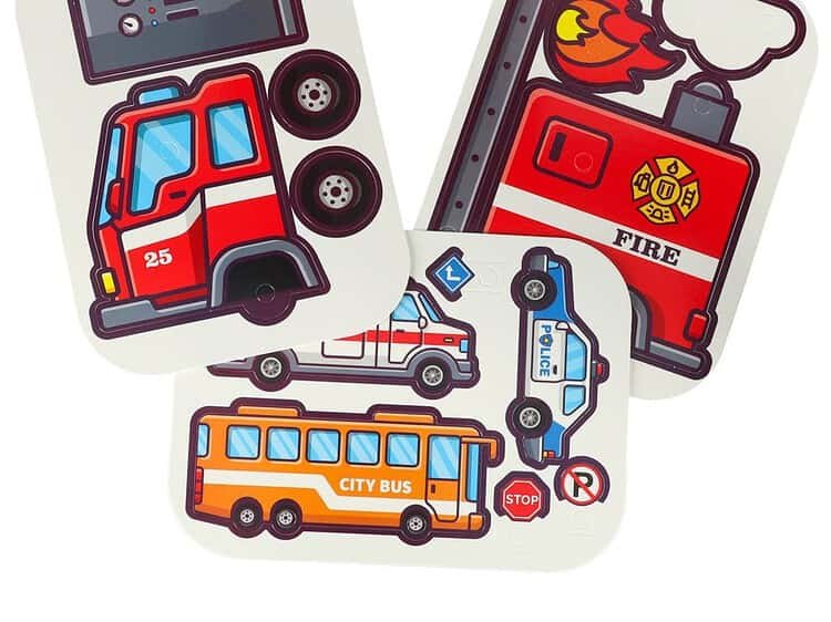 Jucării cu tematică de maşini de pompieri și poliție pentru copii, set educațional și distractiv.