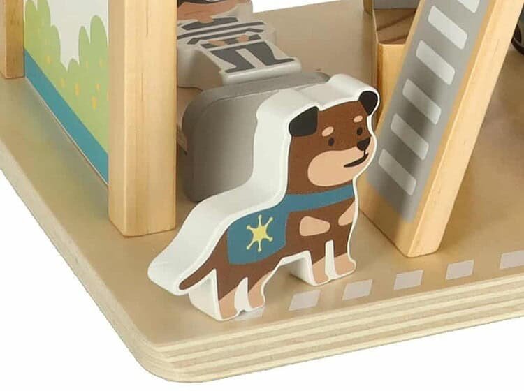 1. Jucărie din lemn pentru căsuță, cu temă polițistă și hanț pentru copii mici.