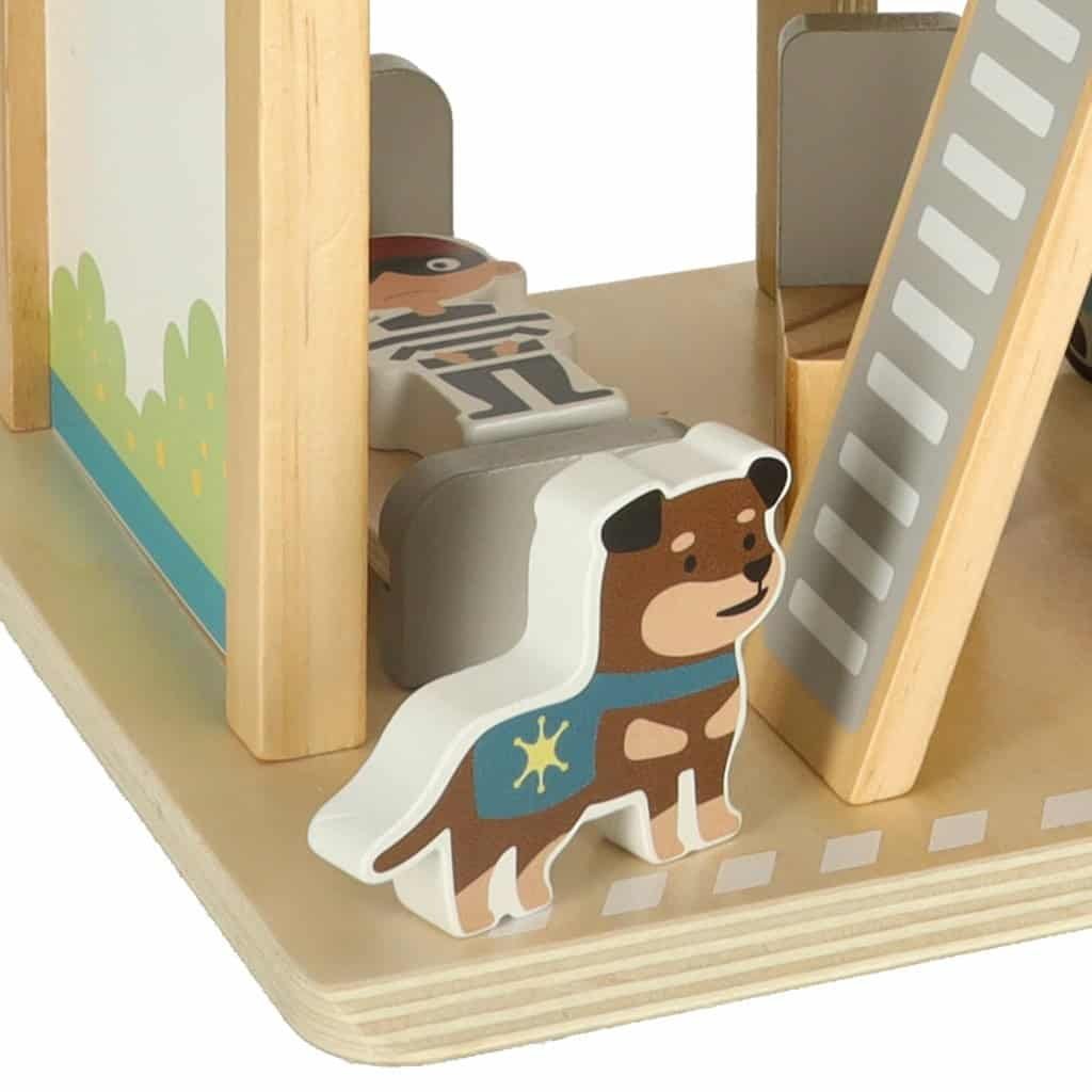 1. Jucărie din lemn pentru căsuță, cu temă polițistă și hanț pentru copii mici.