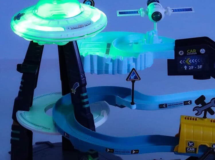 UFO și satelit luminoase pentru copii, jucarii educative și interactive pentru camera micuților.