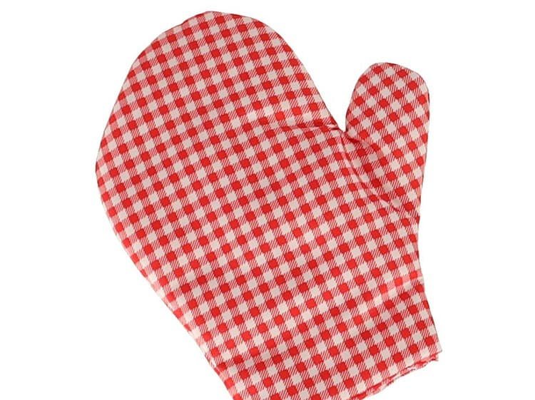 1. Mănușă de bucătărie pentru copii, model în carouri roșii și albe, material sigur și durabil.