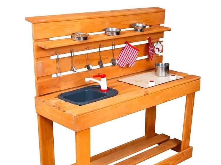 Bucătărie de noroi în curte cu accesorii din lemn - Bucătărie din lemn cu noroi - jucăria ideală pentru copii pentru curtea din spate. Oferă o distracție excelentă în timpul căreia copiii care se joacă cu nisip și apă vor putea să se joace de-a bucătarii. Include numeroase accesorii de bucătărie. Dimensiuni: 98 cm x 100 cm x 40 cm.