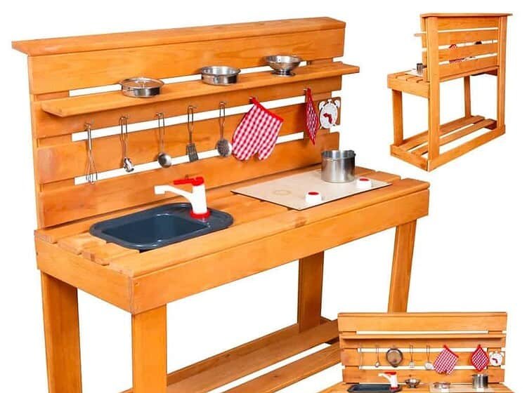 Bucătărie de noroi în curte cu accesorii din lemn - Bucătărie din lemn cu noroi - jucăria ideală pentru copii pentru curtea din spate. Oferă o distracție excelentă în timpul căreia copiii care se joacă cu nisip și apă vor putea să se joace de-a bucătarii. Include numeroase accesorii de bucătărie. Dimensiuni: 98 cm x 100 cm x 40 cm.