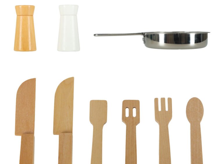 Accesorii bucătărie din lemn pentru joc copii, set ustensile și condimente din lemn natural.