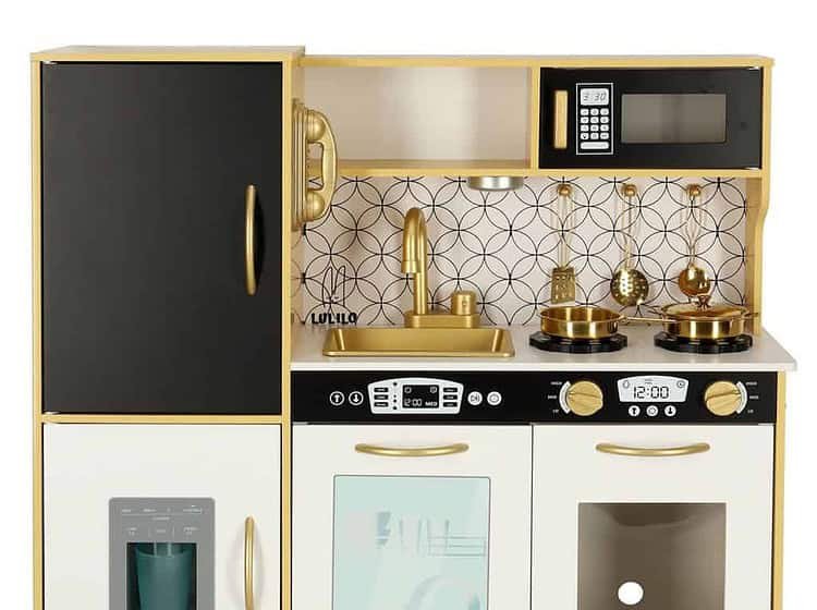 Jucarie copii bucatarie din lemn, galben, alb cu electrocasnice incluse.