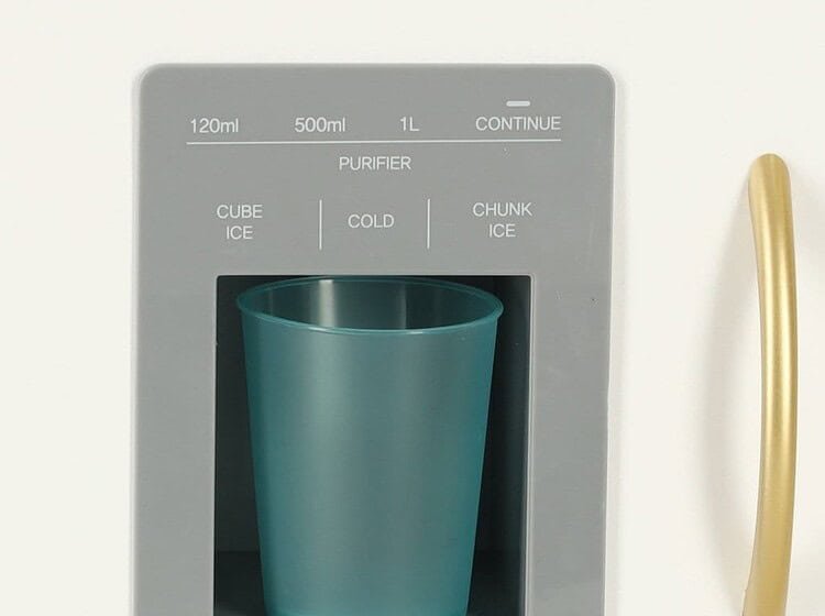 Jucărie pentru copii - cuib de păsări din plastic, în nuanțe de albastru și alb, pentru joacă și învățare.