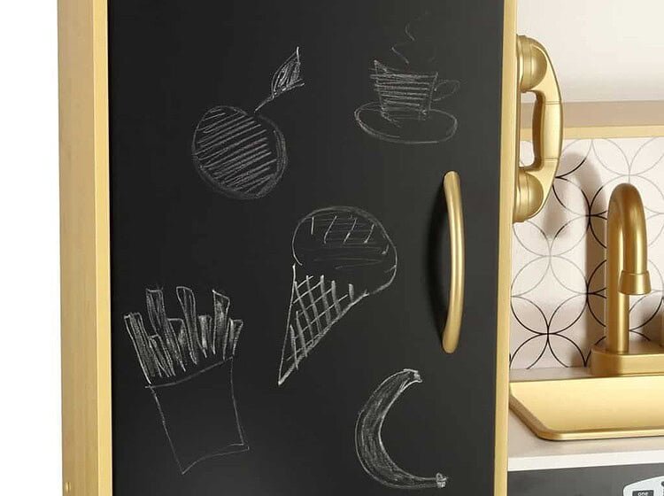 Tableta de joacă pentru copii, cu tablă neagră și desen de cretă în formă de fructe și deserturi.