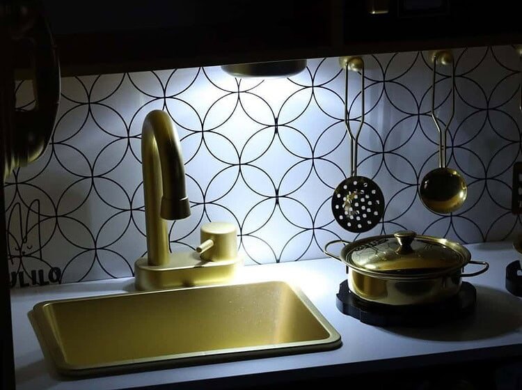 Oglinda de bucatarie in stil modern cu accesorii din metal auriu, iluminare ambientala in spatiu de gatit.