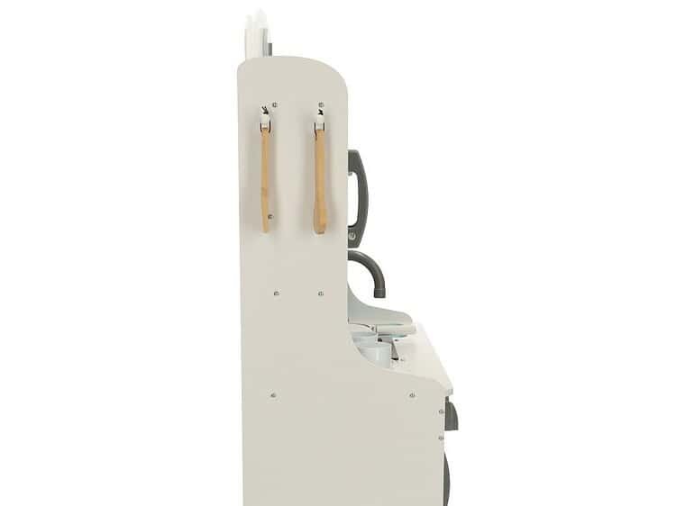 1. Scaun special pentru copii cu suport pentru asistență și accesorii adaptate pentru siguranță.