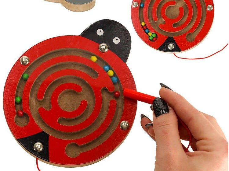 Labirint magnetic cu bile de gărgăriță - Labirint magnetic din lemn cu model de gărgăriță. Trebuie să muți bilele colorate în locul central cu ajutorul stylus-ului. Jocul învață gândirea logică
