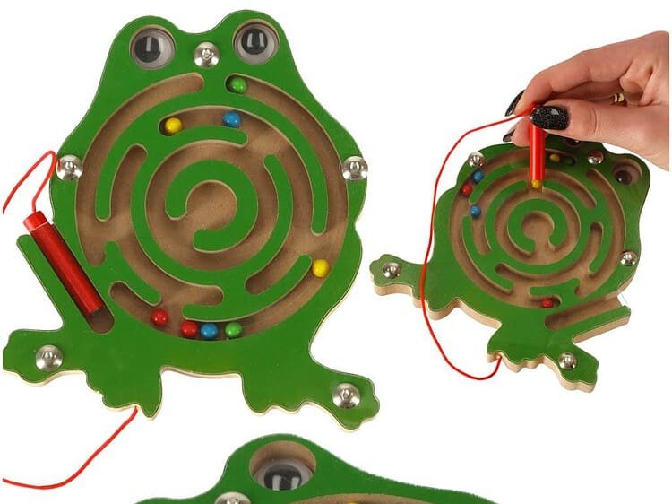 Labirint magnetic broscuță cu bile magnetice - Labirint magnetic cu model broască din lemn. Trebuie să muți bilele colorate în locul central cu ajutorul stylus-ului. Jocul învață gândirea logică