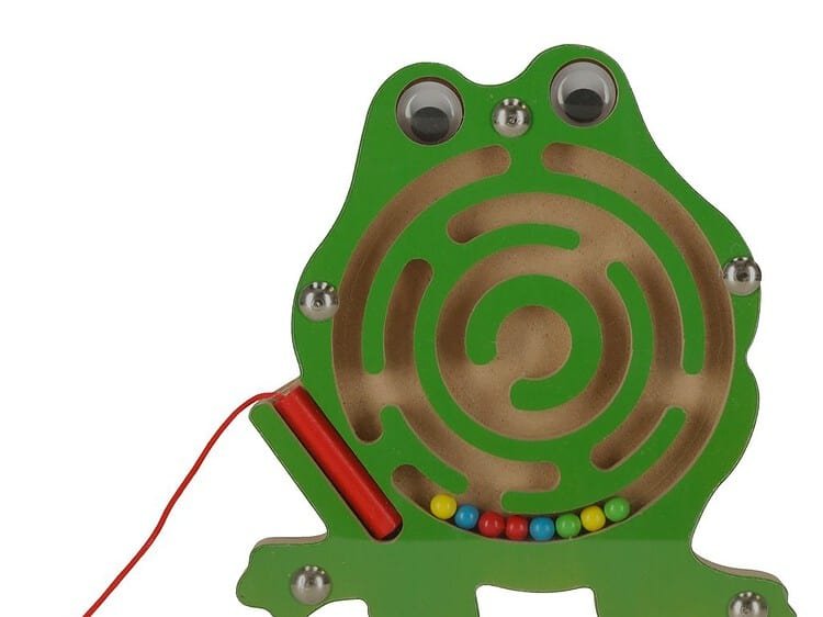 concentrarea și dexteritatea. Jucărie ideală pentru călătorii. Dimensiuni: 15x11.5x1.2cm.