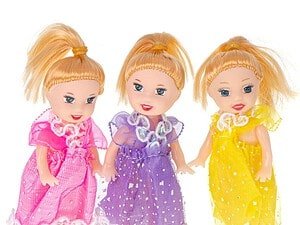 Păpuși păpuși păpuși pentru casa de păpuși set de 3buc 10cm - Un set fantastic de trei păpuși mici care se vor potrivi cu ușurință în orice casă de păpuși. Jocul cu păpușile dezvoltă imaginația și abilitățile manuale. Cantitate: 3 bucăți. Material: plastic. Dimensiunile păpușii: 10cm.