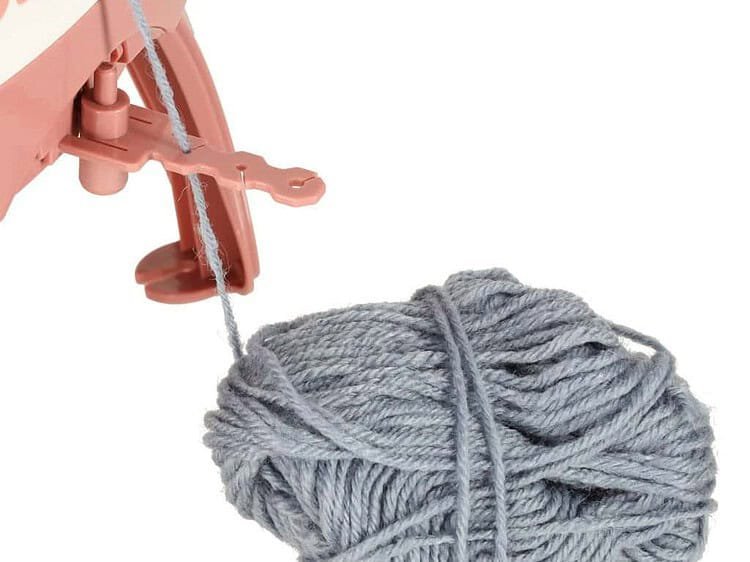 Jucărie pentru copii, acoperită cu catifea roz și model de casă, perfectă pentru joacă.