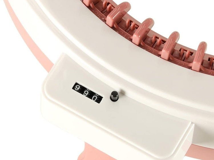 1. Jucărie pentru copii, ce imită o mașină de scris cu cifre numerice rotative.