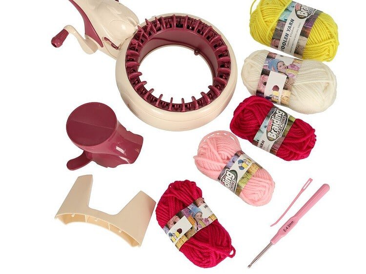 1. Mașină de tricotat pentru copii și fire de lana colorate.