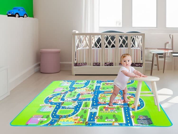 Jucării pentru copii, covor educativ, spațiu de joacă pentru bebeluși, cameră copii modernă, decor camera infantilă.