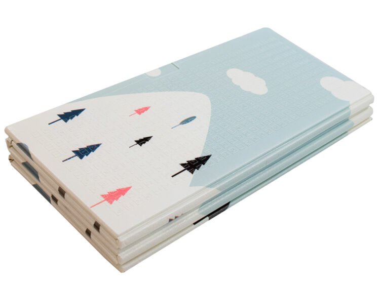 Jucărie pentru copii, pătură sau cearșaf pentru patul de joacă al bebelușilor, decor cu copaci și nori.