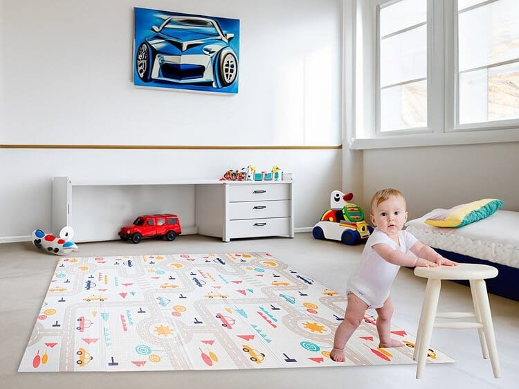 1. Covor de joacă pentru copii cu modele vesele și culori atractive.