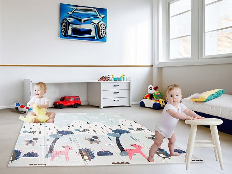 1. Jucării pentru copii în cameră de joacă, decor modern și sigur pentru micuți.