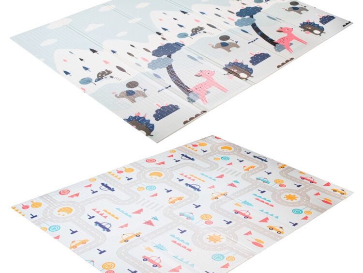 1. Covor jucarii pentru copii, design colorat cu animale și drumuri, sigur și moale pentru joacă.