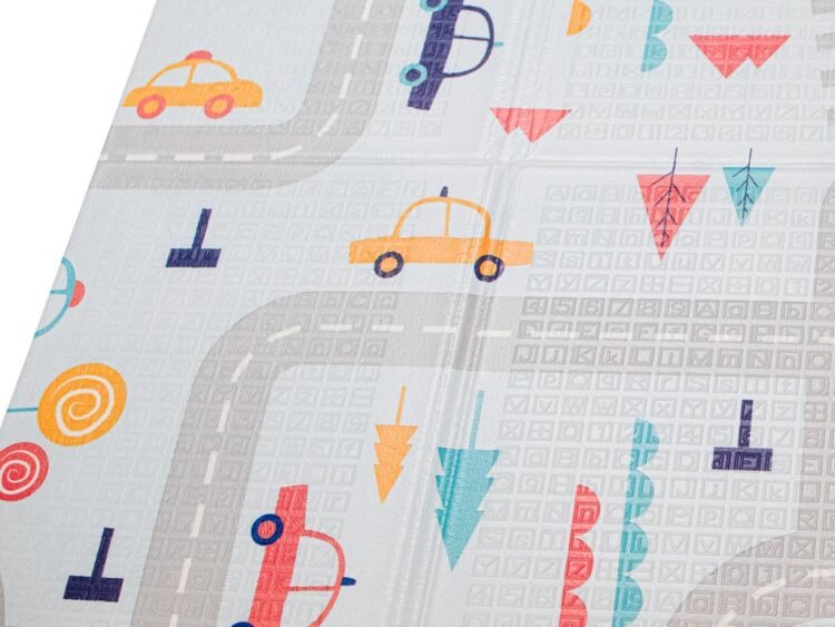 Jucării din cauciuc, covor cu motive de trafic pentru copii, siguranță și divertisment.