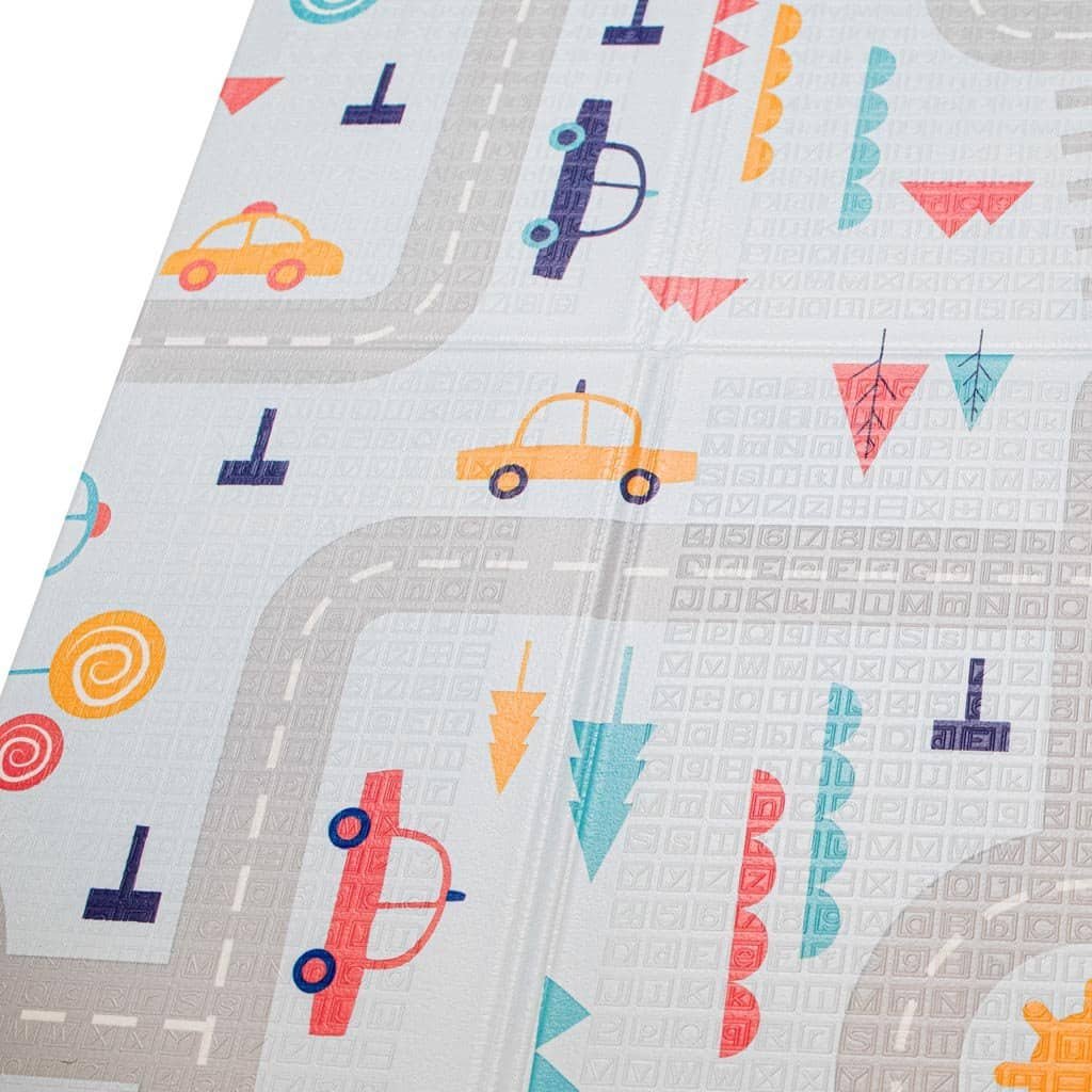 Jucării din cauciuc, covor cu motive de trafic pentru copii, siguranță și divertisment.