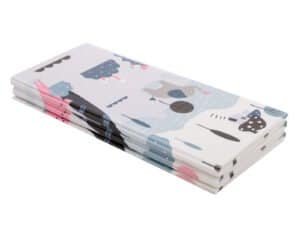 iar pe cealaltă o stradă cu mașini. Ideal pentru joacă sau pentru a învăța să se târască. Vă protejează copilul de căzături și de podelele reci. Dimensiuni: 198x177. Grosime: 8 mm.